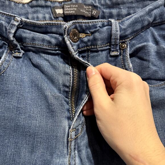 Levi’s Demi Curve Mid Rise Straight Leg Jeans Size 31x32 Medium Wash - Picture 5 of 8